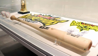 日本シリーズ第６戦で本塁打を放ったノイジー選手のバットなども並ぶ＝１２日午前、西宮市甲子園町