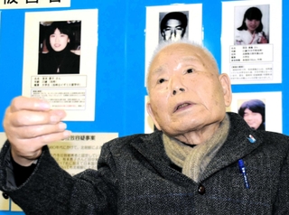 有本恵子さんのパネルの前で思いを語る父明弘さん＝神戸市中央区下山手通５