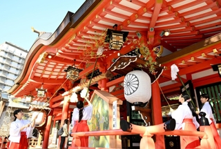 新年に向け、拝殿のほこりをはたきで払う巫女ら＝１３日午前、生田神社（撮影・風斗雅博）