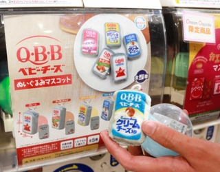 六甲バターの看板商品「Ｑ・Ｂ・Ｂベビーチーズ」をデザインしたマスコット＝神戸市中央区東川崎町１、「ドリームカプセル」
