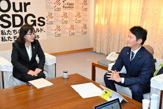 旧明石市立図書館の跡地を巡る前市長のＳＮＳ投稿問題について、斎藤元彦知事に調査結果を説明する丸谷聡子明石市長＝兵庫県庁