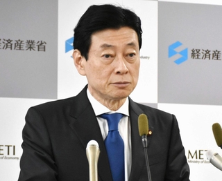 閣議後に記者会見する西村経産相＝１２日、経産省