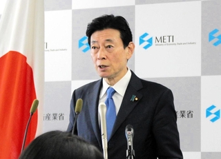 経産相の辞表を提出後、記者会見を開いた西村康稔氏＝１４日午前、東京都千代田区