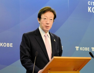 自民党派閥の政治資金パーティーを巡る問題について見解を述べる久元喜造神戸市長＝１４日午後、神戸市中央区加納町６