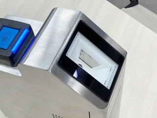 阪急電鉄が自動改札機に追加するＱＲコードの専用読み取り部（中央の透明部分）のイメージ（同社提供）