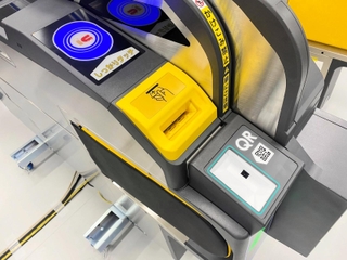 阪神電気鉄道が設置するＱＲコード読み取り部付きの新型改札機のイメージ（同社提供）