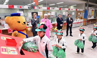 年賀状を投函する熊内幼稚園の園児たち＝１５日午前、神戸市中央区栄町通６、神戸中央郵便局（撮影・中西幸大）