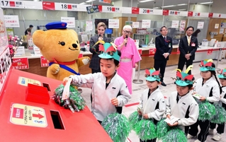 ＯＳＫ日本歌劇団の天輝レオさん（中央奥）らに見守られ年賀状を投函する熊内幼稚園の園児たち＝１５日午前、神戸市中央区栄町通６、神戸中央郵便局（撮影・中西幸大）