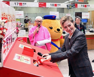 年賀状を投函するＯＳＫ日本歌劇団の天輝レオさん（手前右）＝１５日午前、神戸市中央区栄町通６、神戸中央郵便局（撮影・中西幸大）