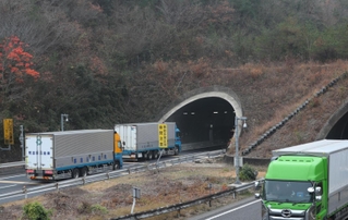 通行止めが解除され、自動車が走行する山陽自動車道・尼子山トンネルの西行き車線（左）＝１５日午後、相生市内（撮影・辰巳直之）