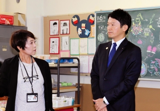 校内サポートルームを視察する兵庫県の斎藤元彦知事＝15日午前、川西市新田２、川西市立多田中学校 