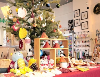 メゾンミルで開かれる「クリスマス手しごと市」で展示された作品＝神戸市灘区曽和町２