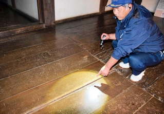 渡り櫓（やぐら）の床板にも、隙間が広がっている部分がある＝姫路市本町