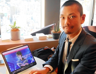 メタバースを使った阪神・淡路大震災の追悼式の画面を開いて解説する大澤誠さん＝神戸市中央区加納町４