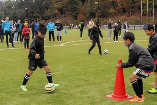 ブラインドサッカーを体験する子どもたち＝兵庫県上郡町光都３