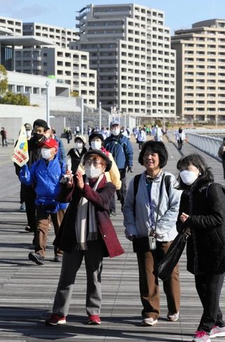 ２０２３年に行われた「１・１７ひょうごメモリアルウォーク」の様子＝神戸市中央区脇浜海岸通１