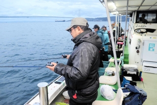 遊漁船で釣りを楽しむ釣り客たち＝11月中旬、明石市大蔵海岸通沖