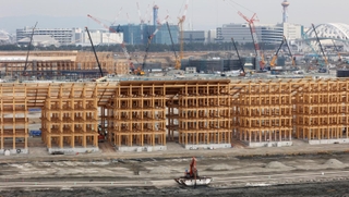 木造大屋根「リング」などの建設が進む２０２５年大阪・関西万博会場＝１９日午前、大阪市の夢洲