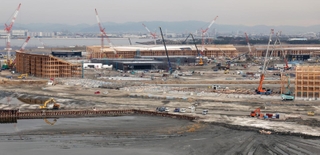 木造大屋根「リング」などの建設が進む２０２５年大阪・関西万博会場＝１９日午前、大阪市の夢洲