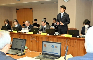 兵庫県の不妊治療支援検討会が開かれ、当事者や医療機関へのアンケート結果が示された＝県庁