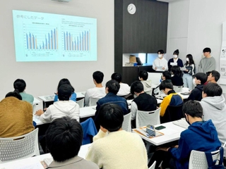 理想の新聞像について発表する生徒＝姫路市四郷町
