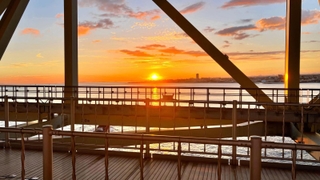 明石海峡大橋の管理用通路から眺める夕日（兵庫県園芸・公園協会提供）