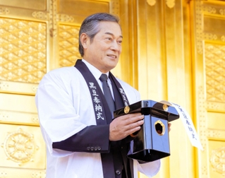 黒豆奉納式に出席した俳優の松平健さん＝東京都台東区上野公園（実行委員会提供）