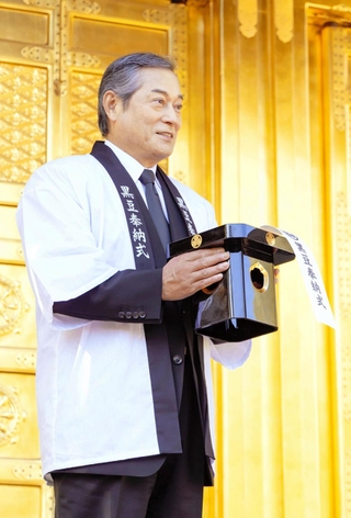 黒豆奉納式に出席した俳優の松平健さん＝東京都台東区上野公園（実行委員会提供）