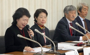 医師の働き方の改善を涙ながらに訴える高島淳子さん（左端）と中原のり子さん（左から２人目）＝20日午後、東京都千代田区