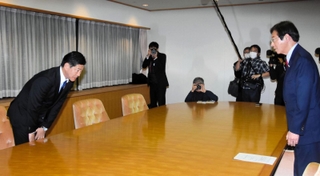 面会の冒頭、久元喜造神戸市長（右）とあいさつする田村克也三田市長＝２０日午後、神戸市役所