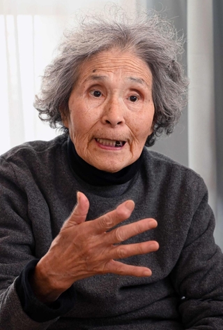 自身の被爆体験を語る堀内光枝さん。「生きている限り、戦争を知らない世代に伝え続けたい」と力を込める＝尼崎市内（撮影・風斗雅博）