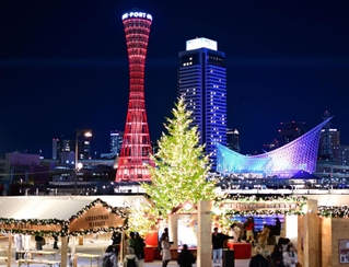 ライトアップが再開され、夜空に浮かび上がる神戸ポートタワー＝２１日夜、神戸市中央区（撮影・中西幸大）