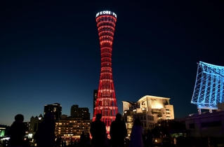 ライトアップが再開された神戸ポートタワー＝２１日夜、神戸市中央区（撮影・中西幸大）