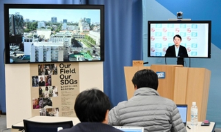 出張先のベトナムからオンラインで記者会見する斎藤元彦知事（画面右）＝兵庫県庁