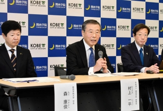基本協定の締結を受けて会見する関西学院の村上一平理事長（左から２人目）や久元喜造神戸市長（同３人目）ら＝２２日午後、神戸市役所