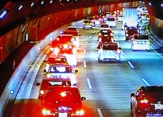 舞子トンネル上り線内で発生している第一走行車線（左端）の渋滞。垂水ジャンクションの分岐を利用する車がトンネル内に列を作る（本四高速提供）
