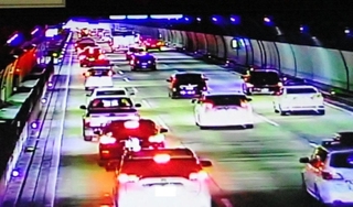 舞子トンネル上り線内で発生している第一走行車線（左端）の渋滞。垂水ジャンクションの分岐を利用する車がトンネル内に列を作る（本四高速提供）