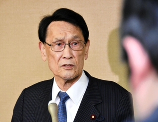 政調会長の就任を受け、取材に応じる渡海紀三朗氏＝東京都千代田区の自民党本部