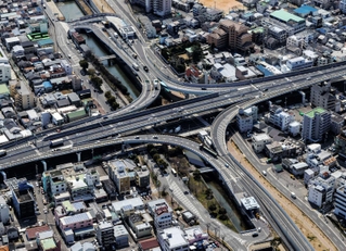 阪神高速の湊川ジャンクション＝神戸市長田区（阪神高速道路会社提供）