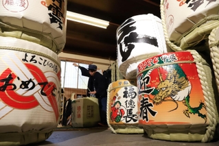 来年の干支などがあしらわれた菰樽＝尼崎市塚口本町２、岸本吉二商店