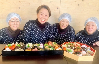 藤原隆子さん（左から２人目）らスタッフが作るマイスター工房八千代のおせち料理＝兵庫県多可町