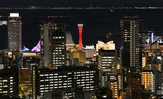 ライトアップされた神戸ポートタワー。神戸港周辺の夜景にくっきりと浮かび上がった＝神戸市中央区、諏訪山公園から望む