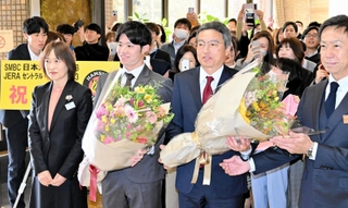 県職員から花束を受け取った阪神タイガースの中野拓夢内野手（左から２人目）と百北幸司社長（同３人目）＝兵庫県庁