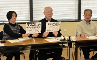 プロジェクトの内容を説明するＮＰＯ法人ひょうご労働安全衛生センターのメンバーら＝２５日午後、神戸市役所