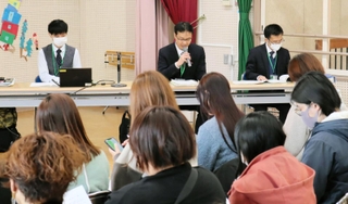 神戸市立幼稚園の再編方針を受け、保護者らに説明する市教育委員会の担当者＝神戸市兵庫区