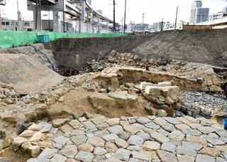 神戸海軍操練所の遺構とみられる石積み防波堤などが見つかった発掘現場＝２６日午後、神戸市中央区新港町