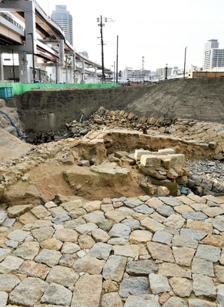 神戸海軍操練所の遺構とみられる石積み防波堤などが見つかった発掘現場＝２６日午後、神戸市中央区新港町