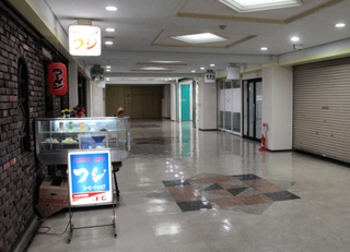 １店舗しか残っていない中突堤中央ビル北館２階のグルメ横丁＝神戸市中央区波止場町
