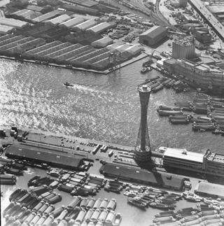 神戸港の中突堤とポートタワー周辺のはしけ溜まり＝１９７５年１０月