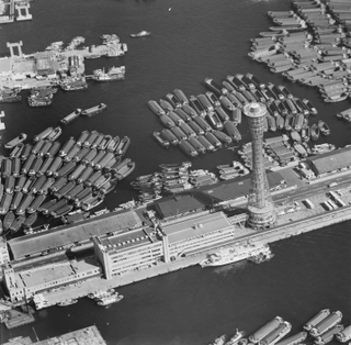 神戸港の中突堤とポートタワー周辺のはしけ溜まり＝１９７５年１０月